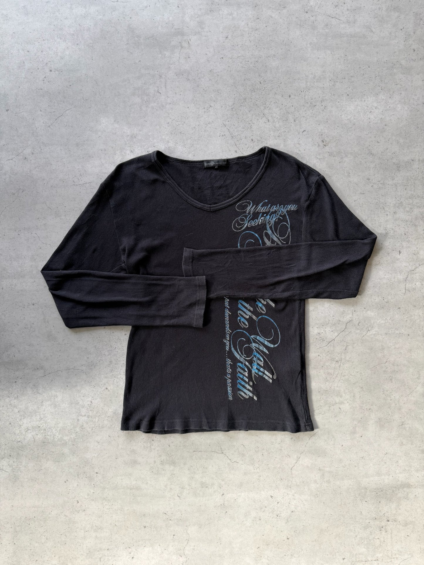 SOVES black cursive long sleeve ★ Size labelled medium