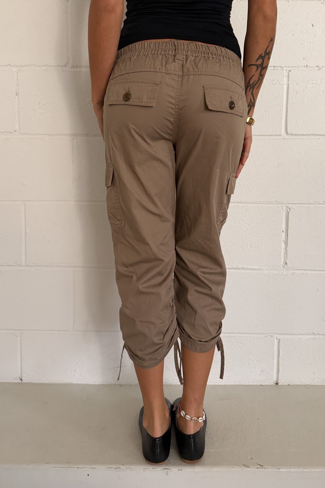 Light brown synched bottom capris ★ Size est small