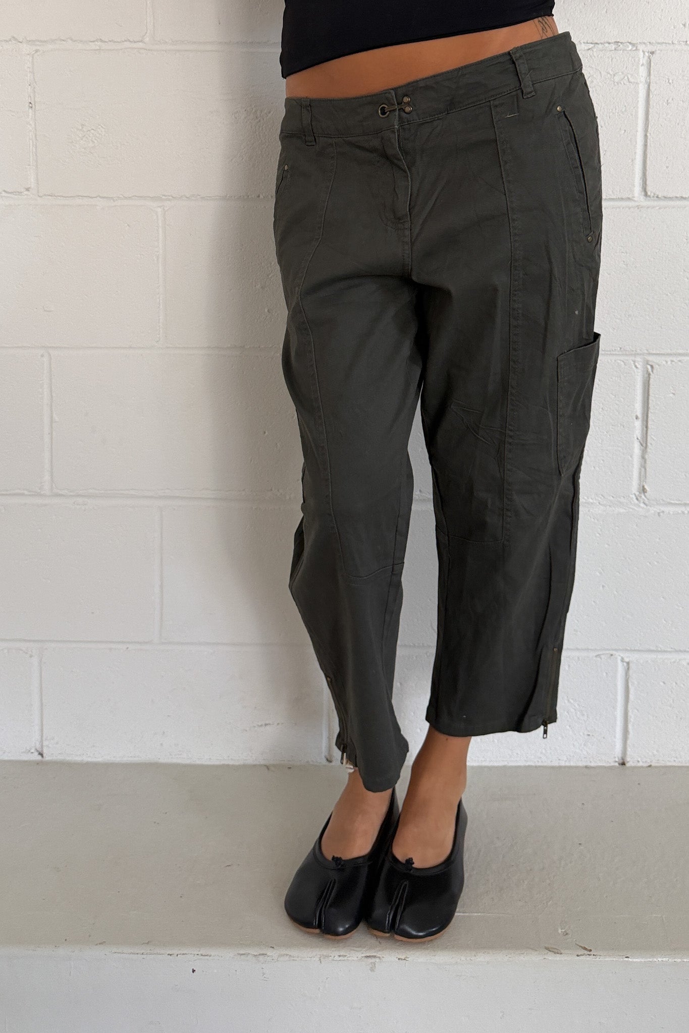 Dark grey bottom zip capris ★ Size est small