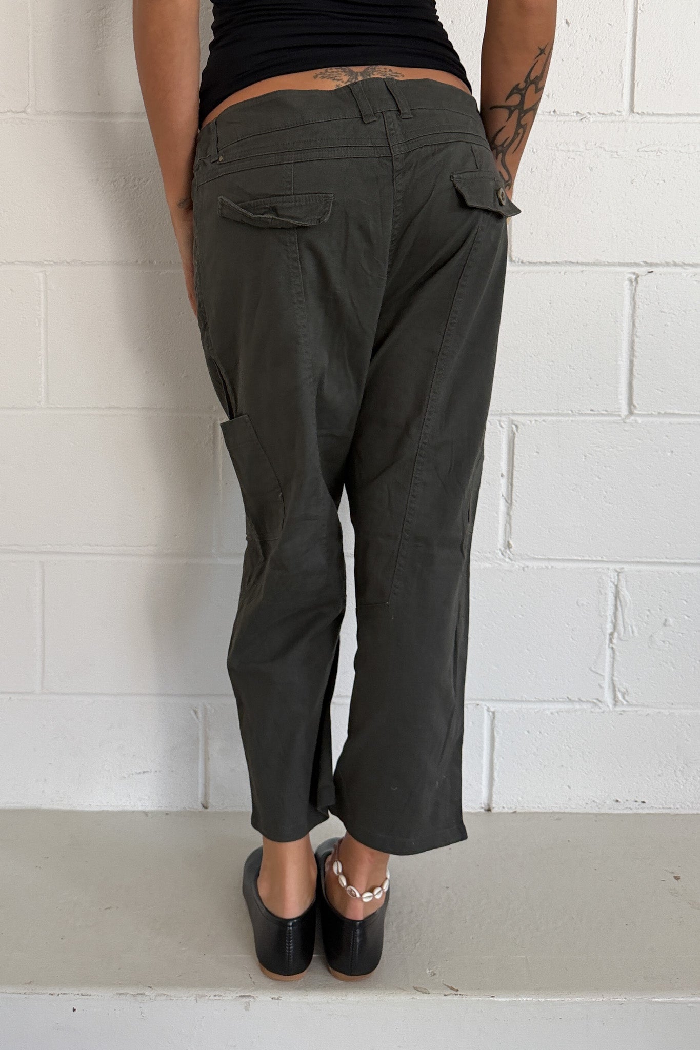 Dark grey bottom zip capris ★ Size est small