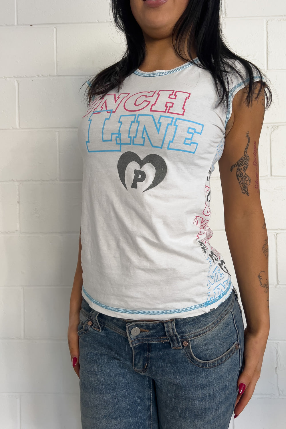 White graphic "punch line" top ★ Size est medium