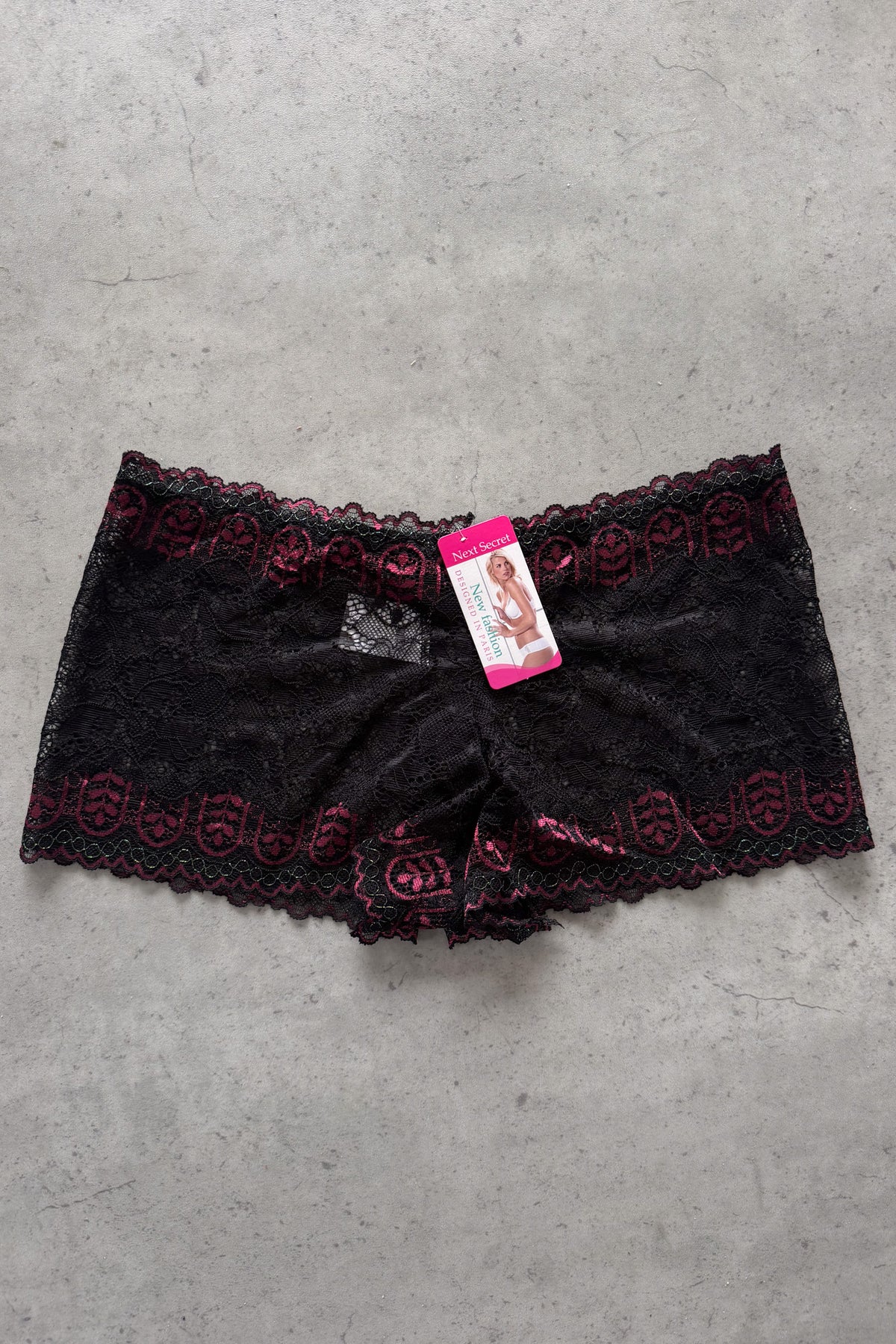 Black & pink booty shorts ★ Medium