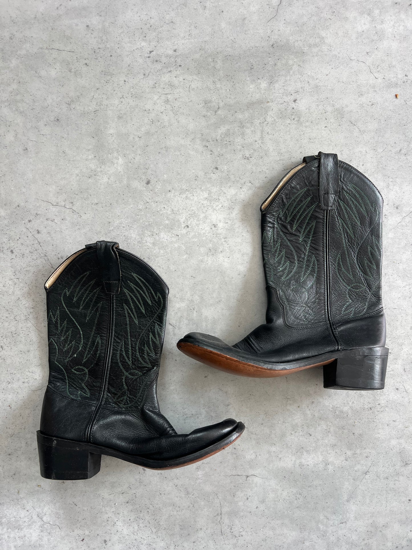 Black green embroidered cowboy boots ★ Size estimated 5