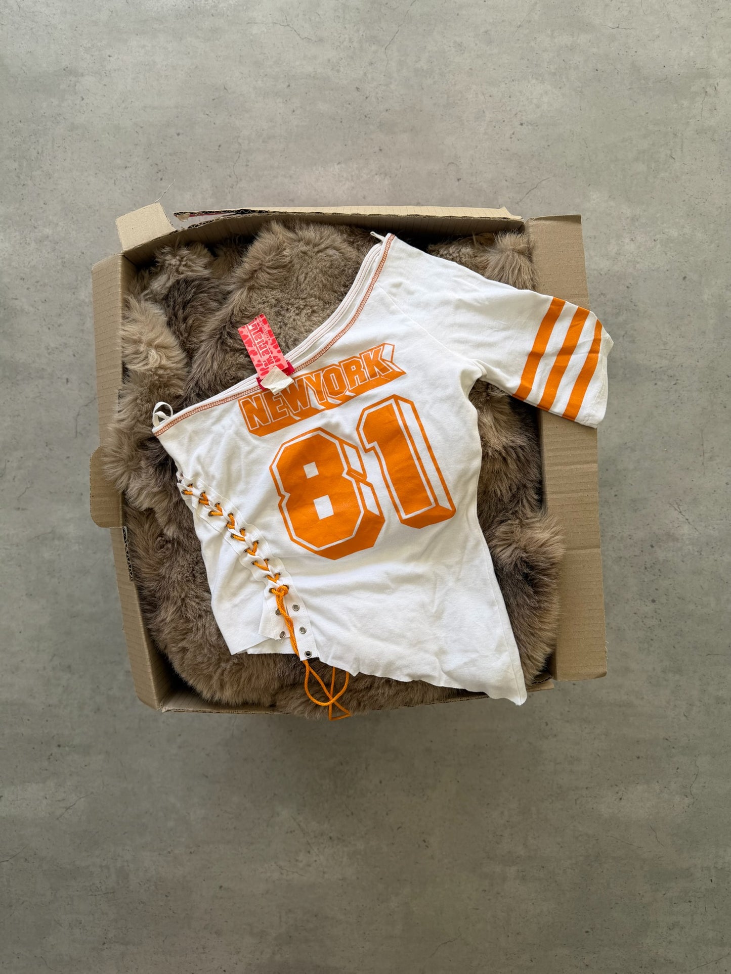 White + orange off-shoulder "new york" top ★ Size est small