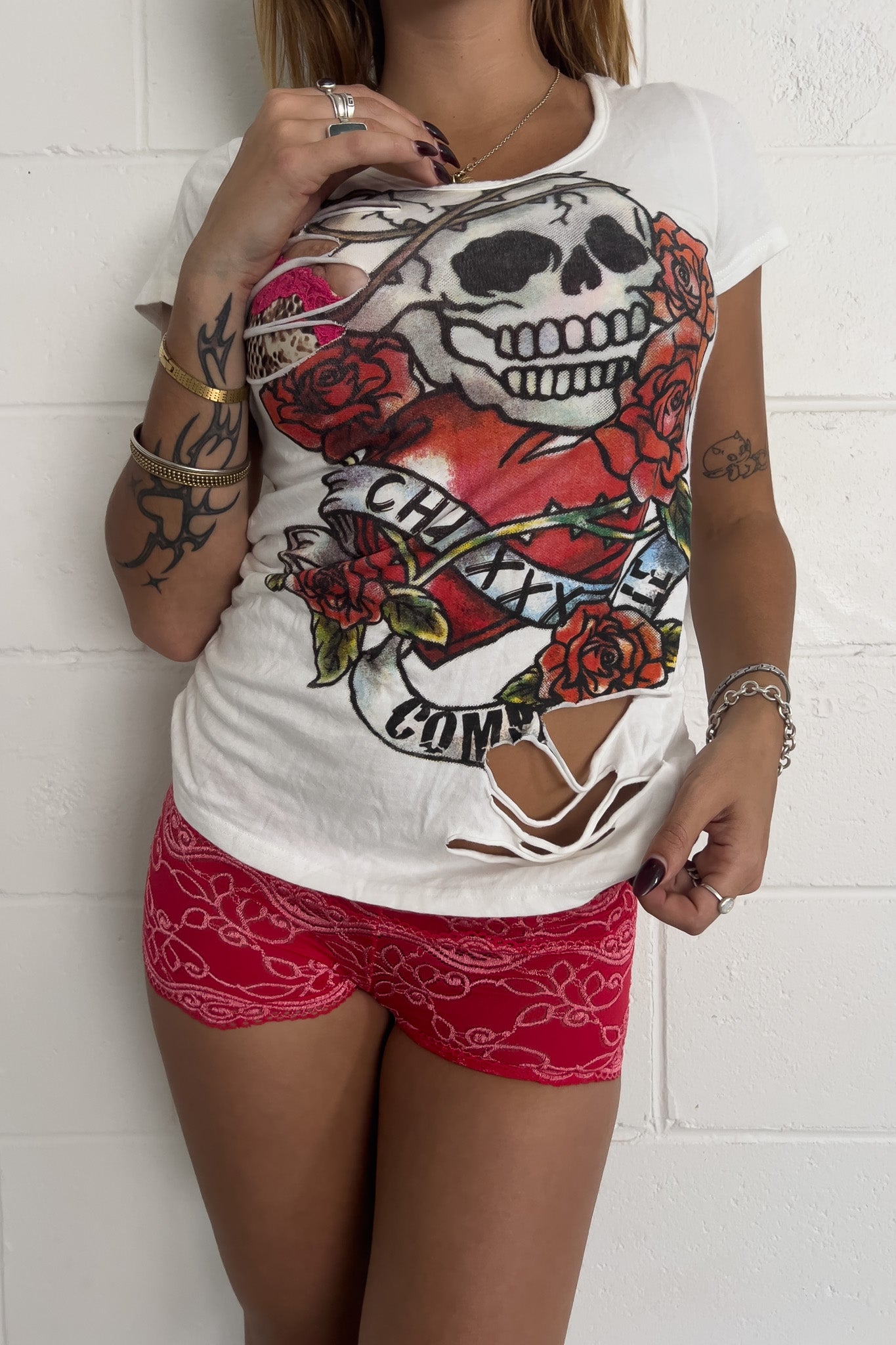 Distressed skull top ★  Size estimated small