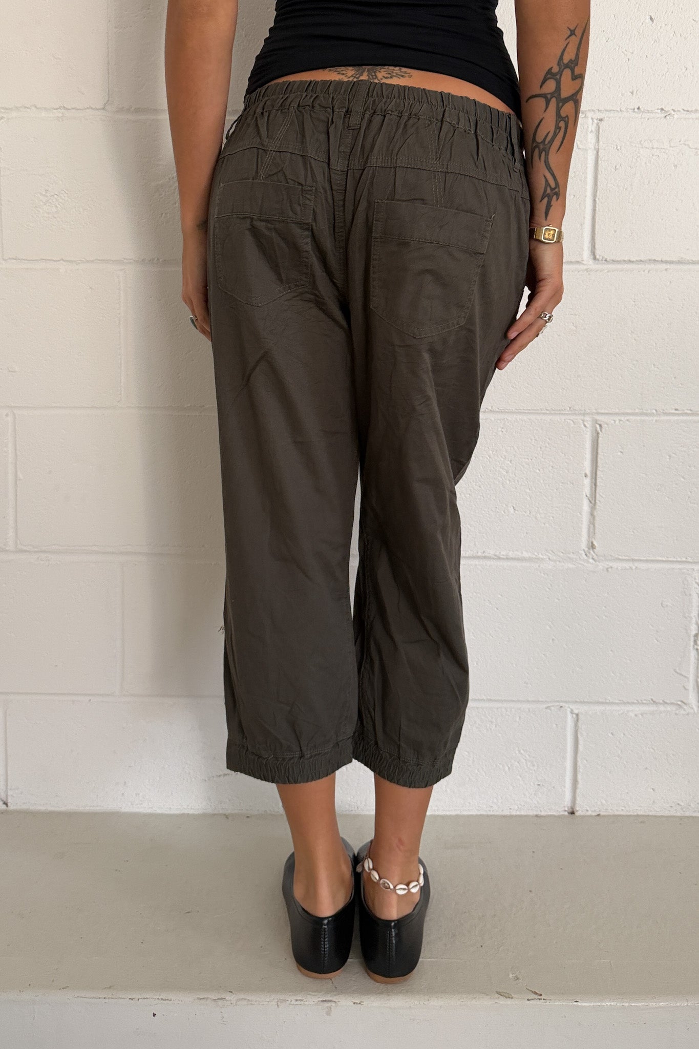 Dark brown synched capris ★ Size est small