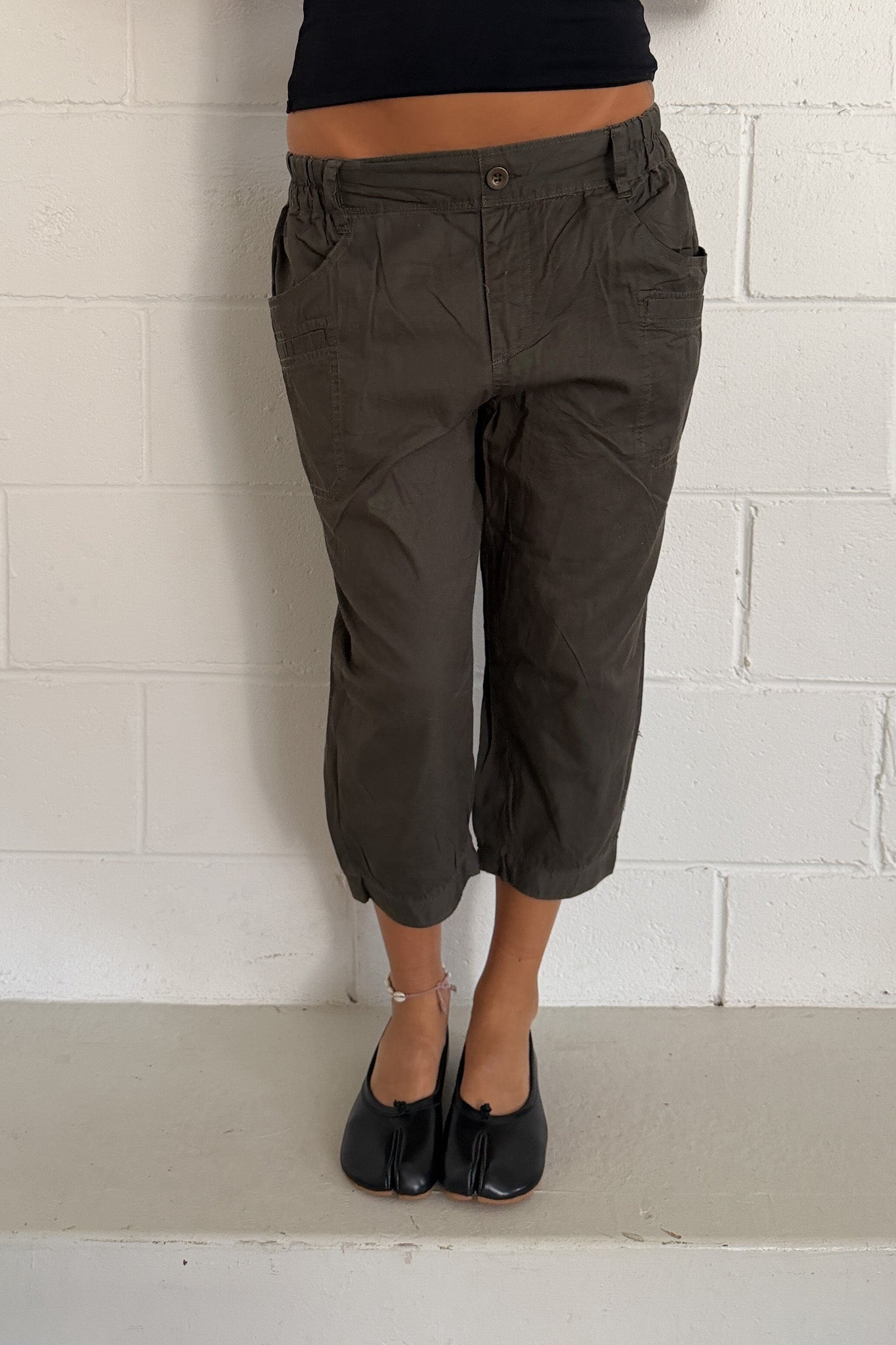 Dark brown synched capris ★ Size est small