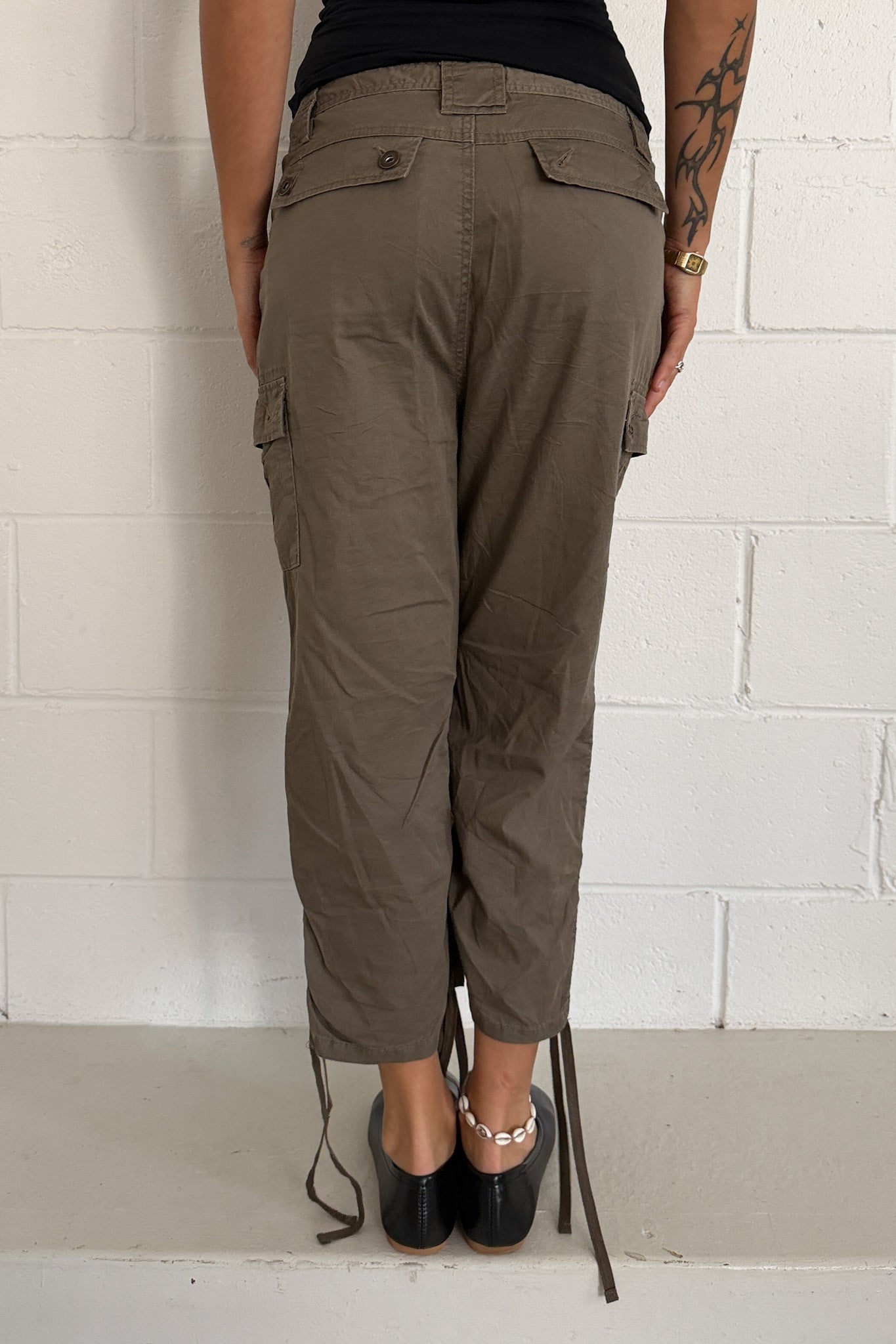 Brown synched bottom capris ★ Size est small