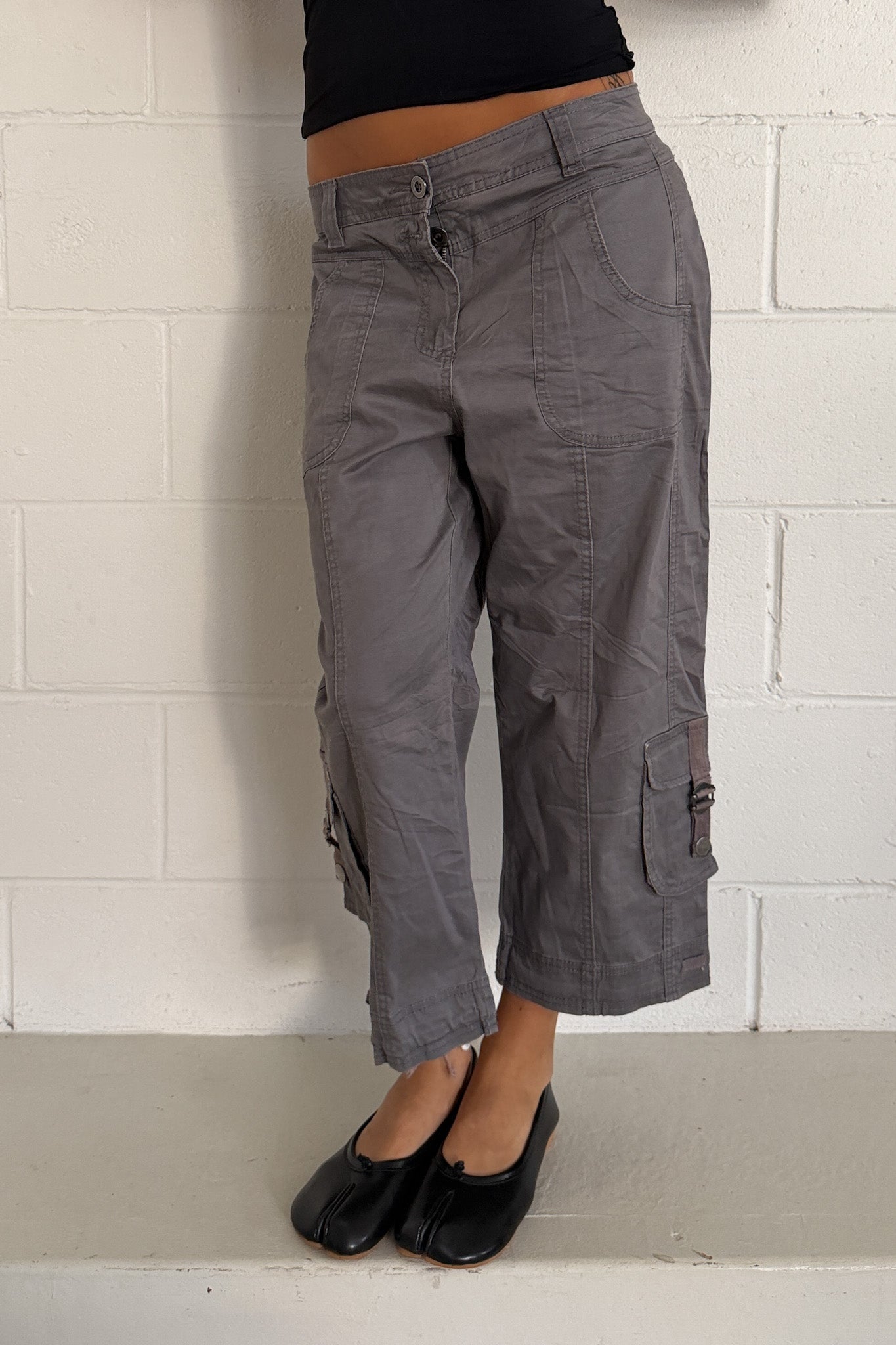 Grey back buckles capris ★ Size est small