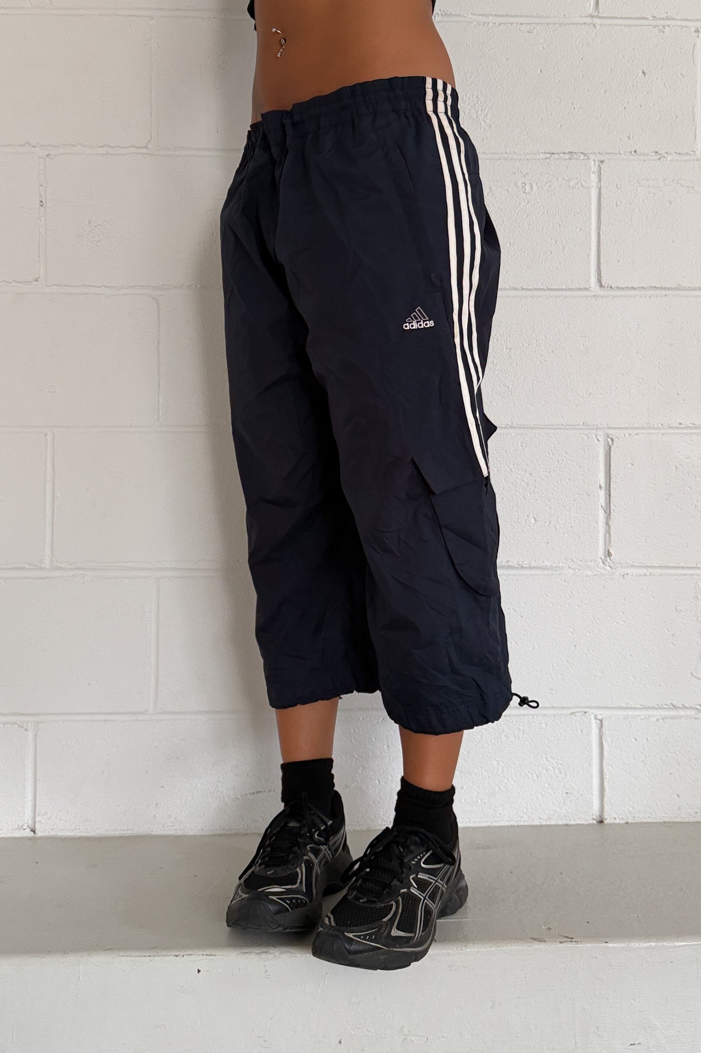 ADIDAS navy & white capris ★ Size medium