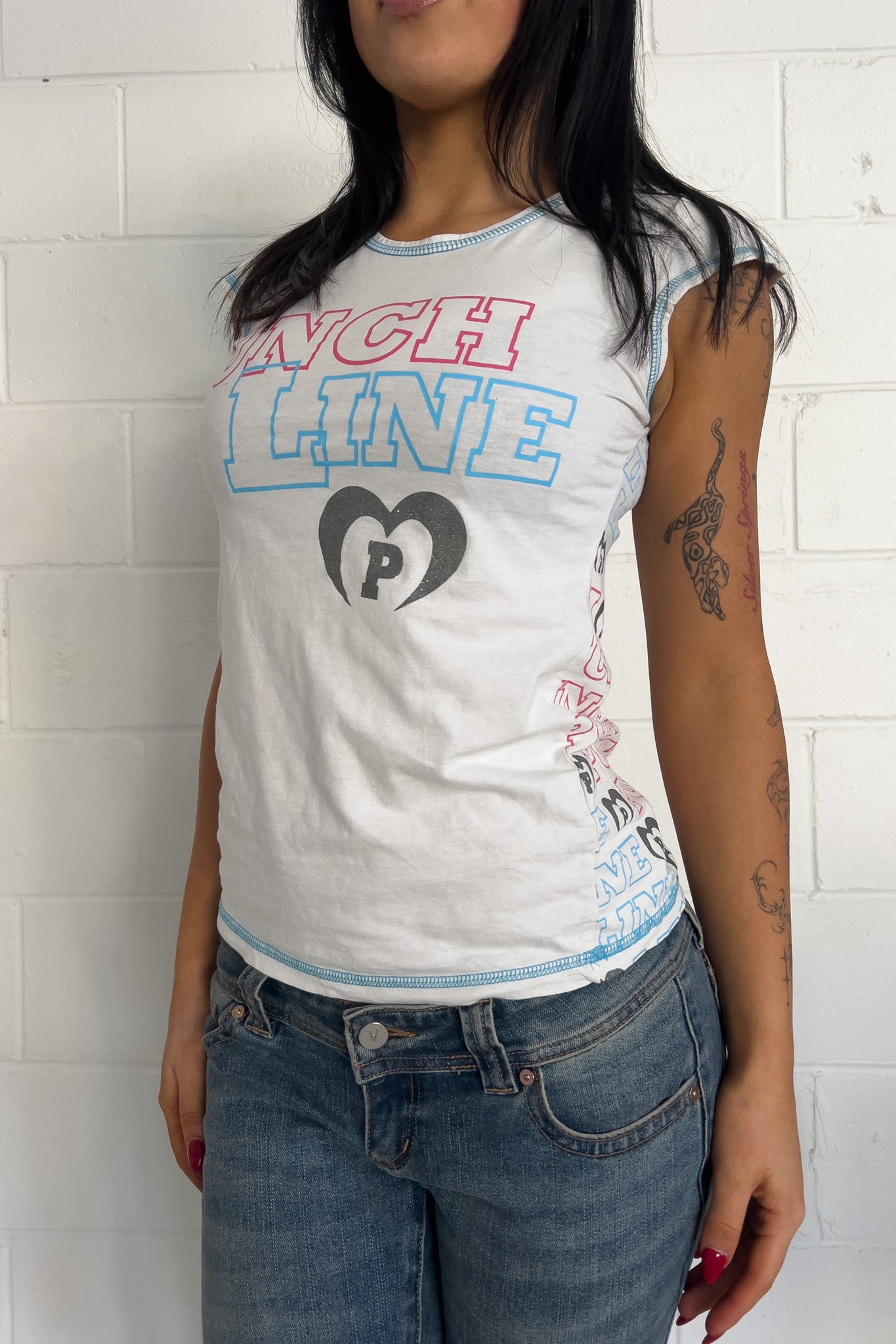 White graphic "punch line" top ★ Size est medium