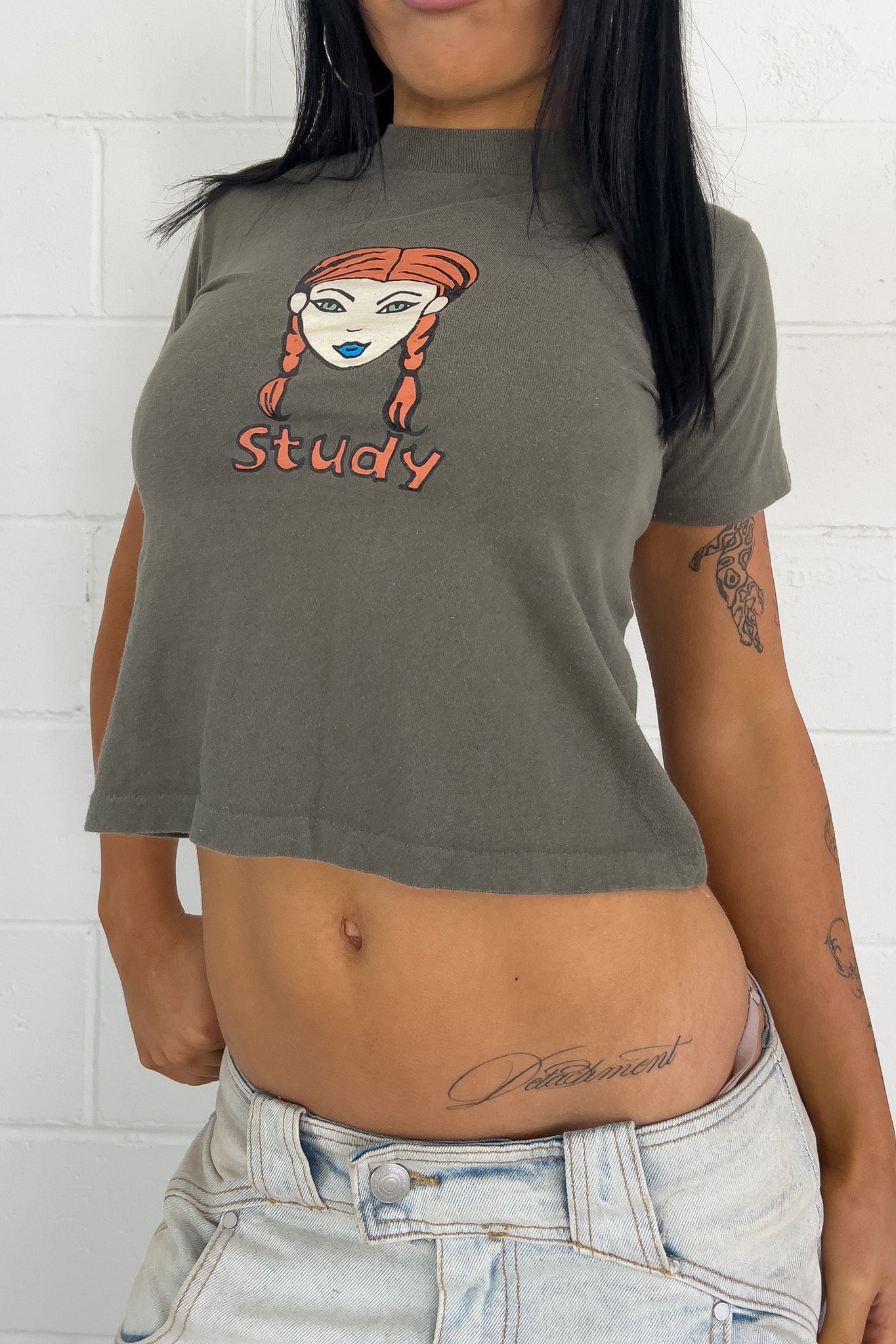 Khaki "study"baby tee ★ Size est small