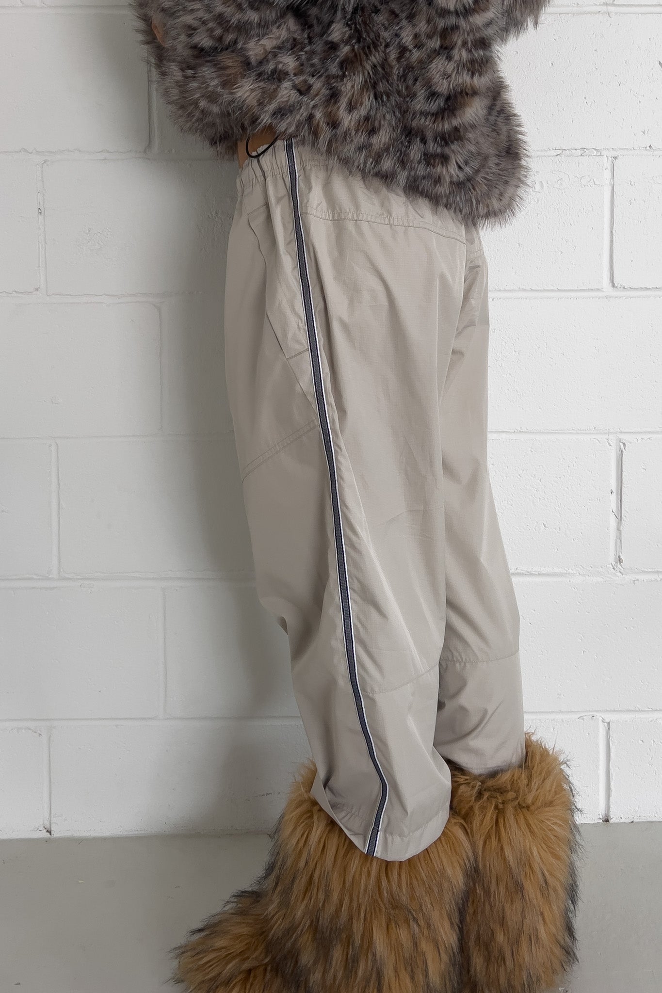 Beige track capris ★ Size est small (Adjustable drawstrings)