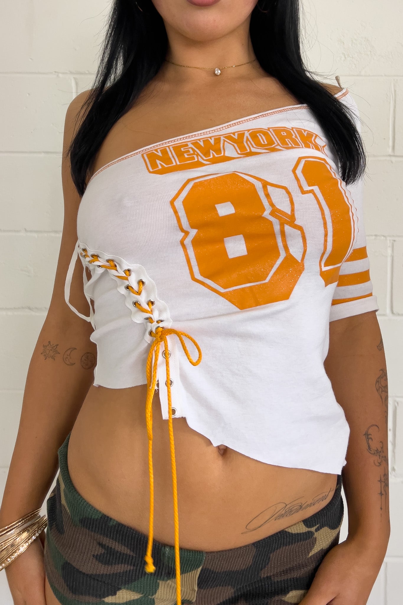White + orange off-shoulder "new york" top ★ Size est small