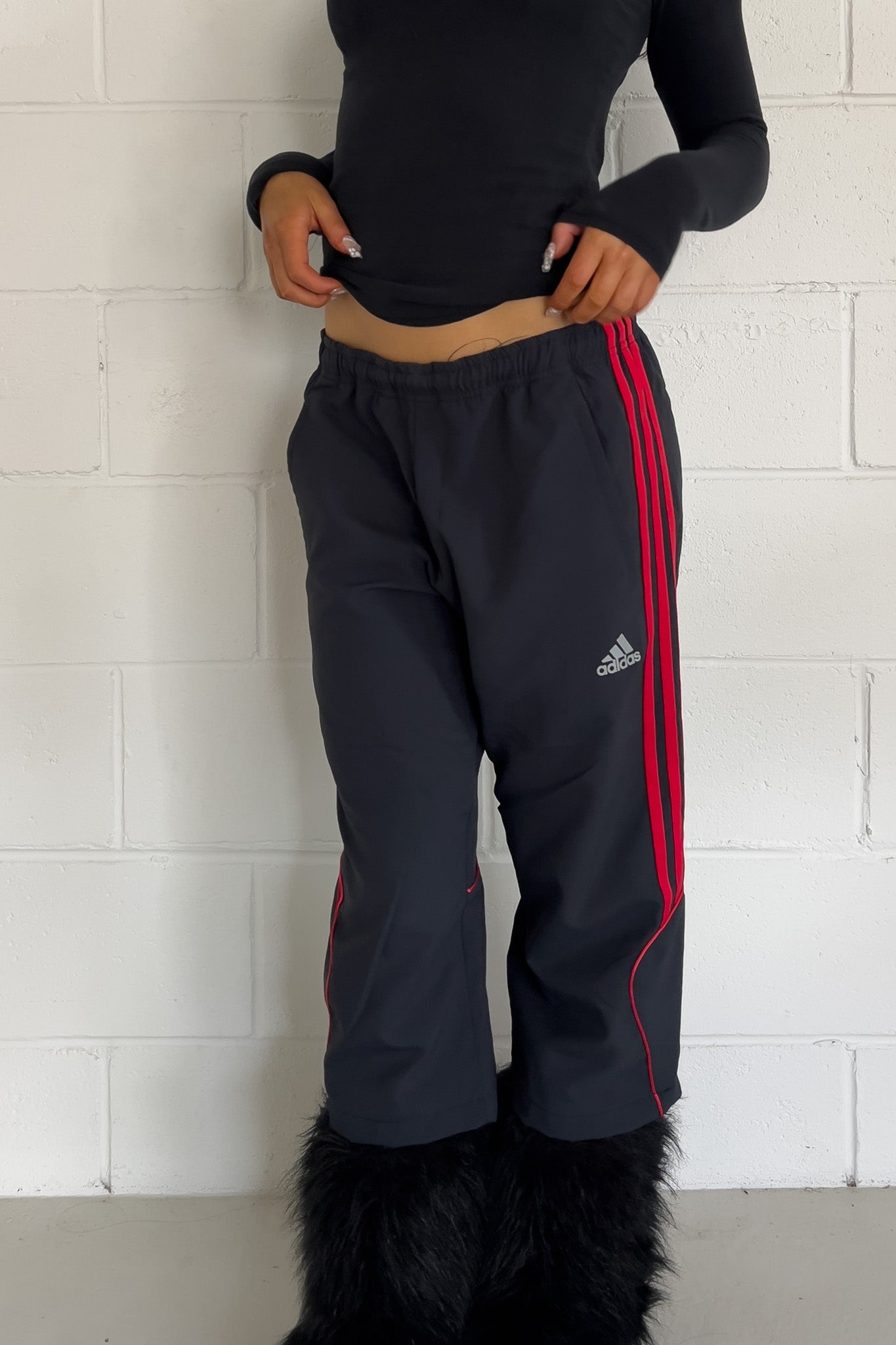 ADIDAS black + red track capris ★ Size est medium