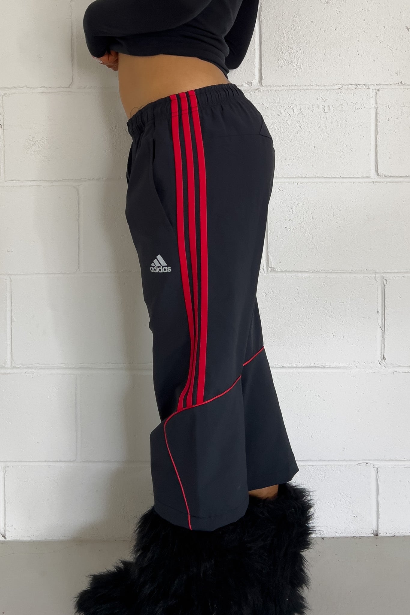 ADIDAS black + red track capris ★ Size est medium