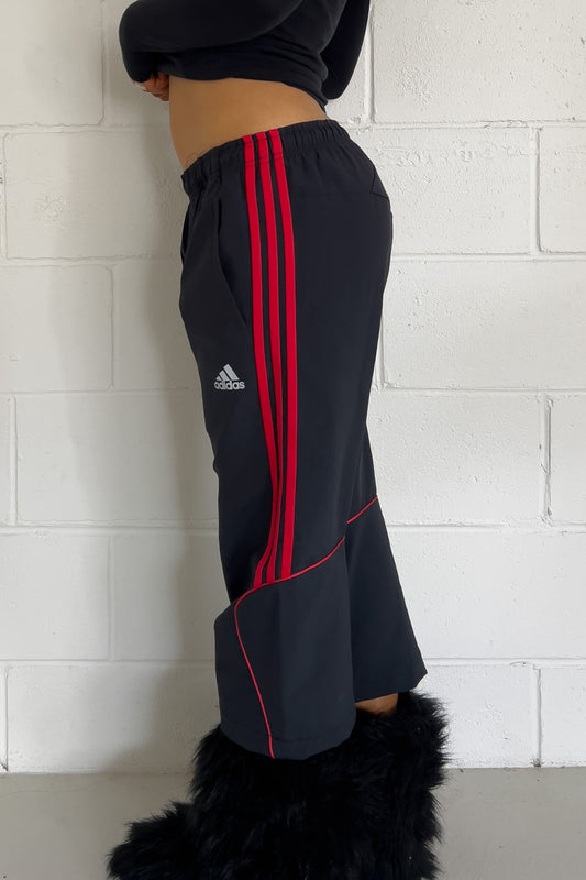 ADIDAS black + red track capris ★ Size est medium