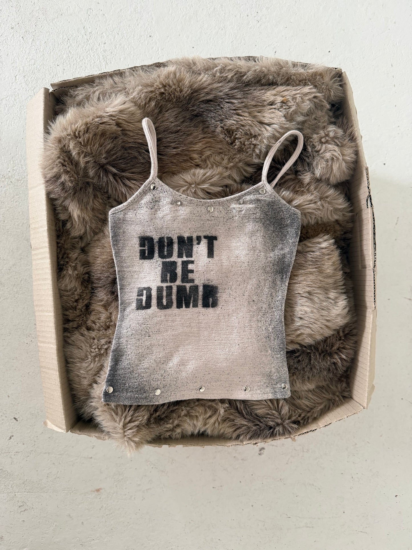 Beige "don't be dumb" studded tank ★ Size est X small