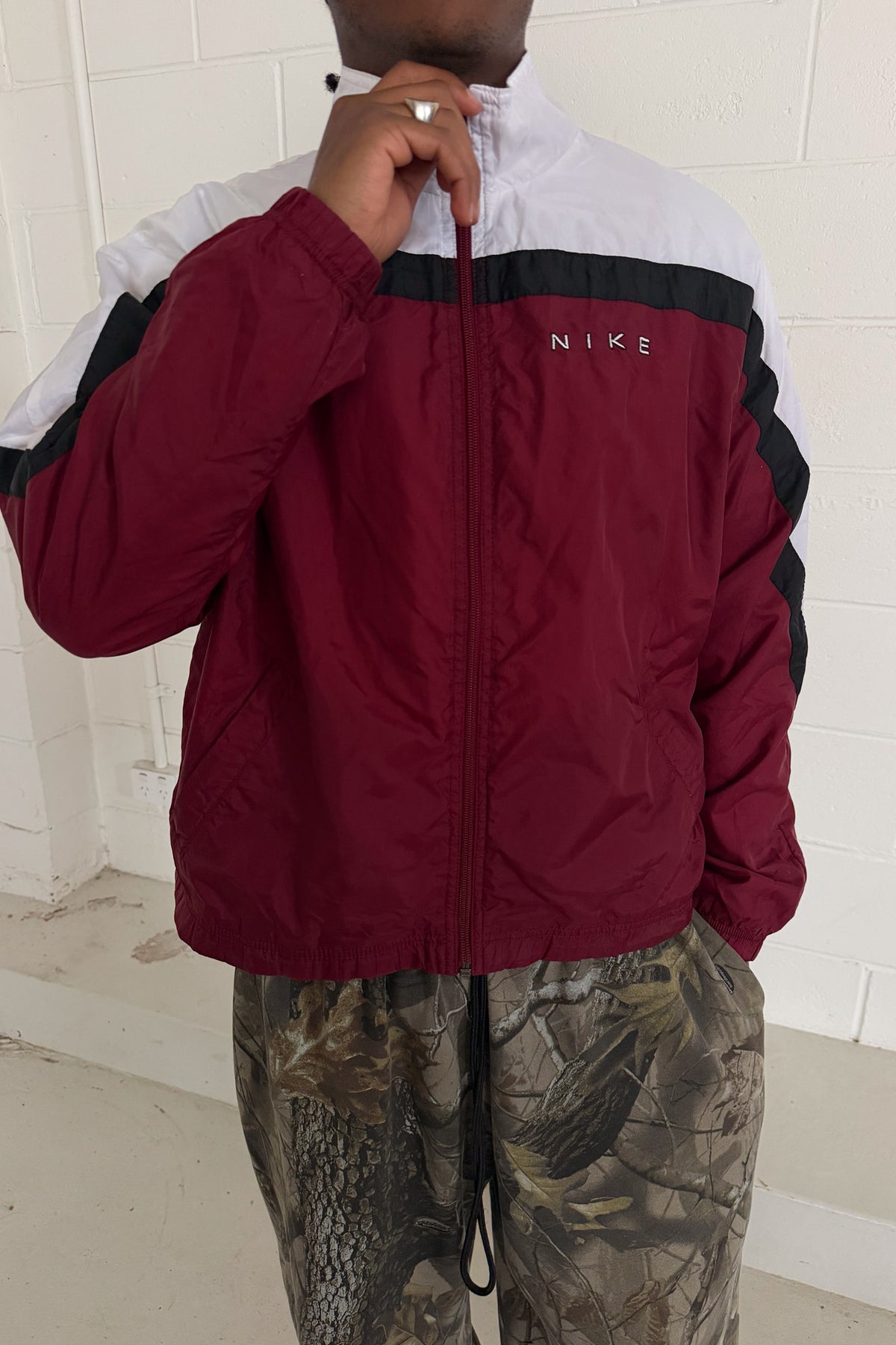 NIKE burgundy & white zip up jacket ★ Size large