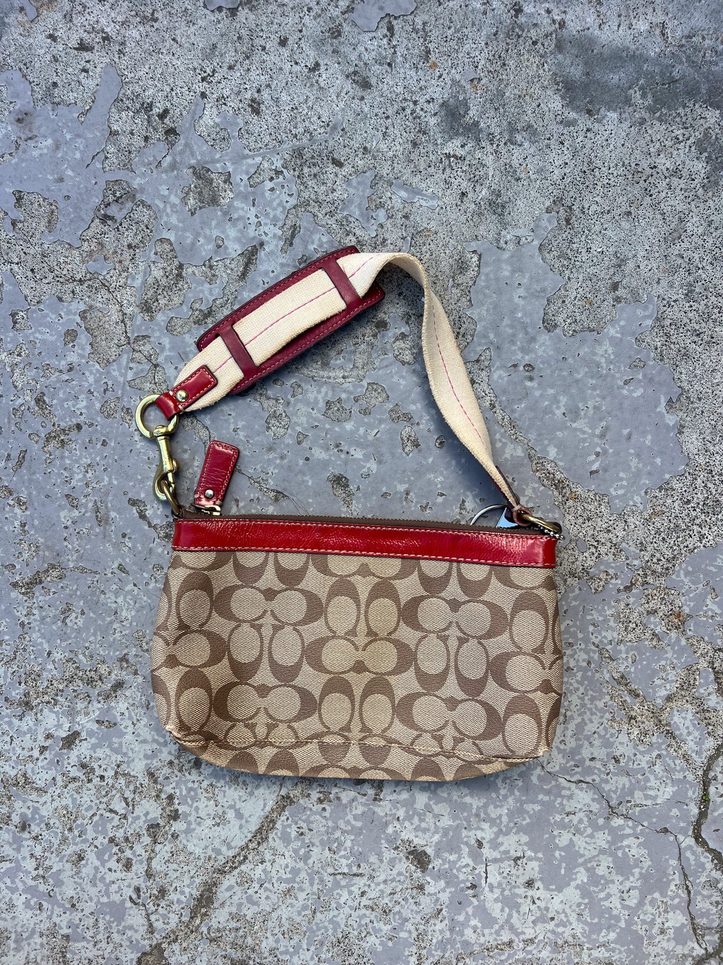 COACH red + monogram hand bag ★