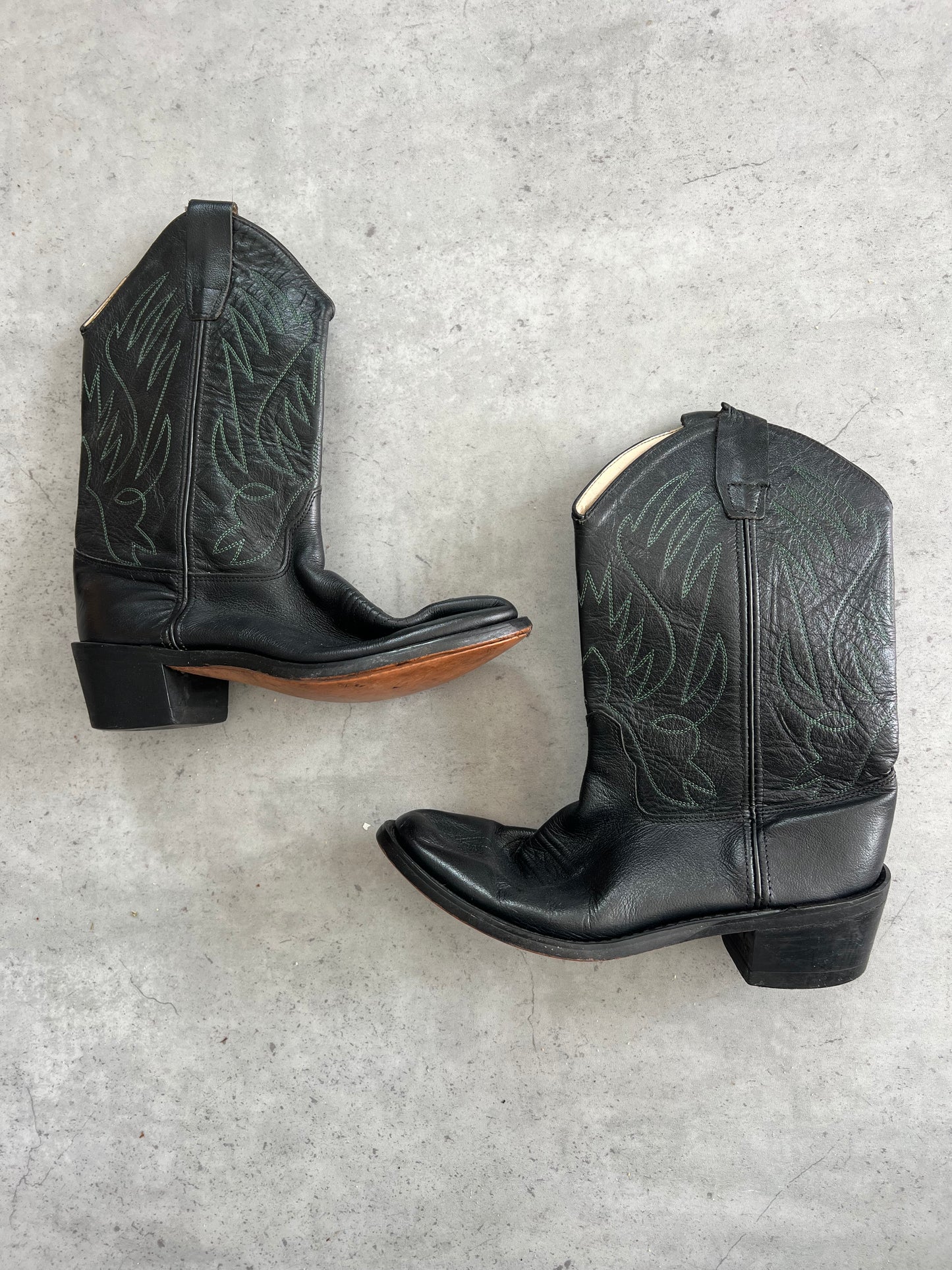 Black green embroidered cowboy boots ★ Size estimated 5